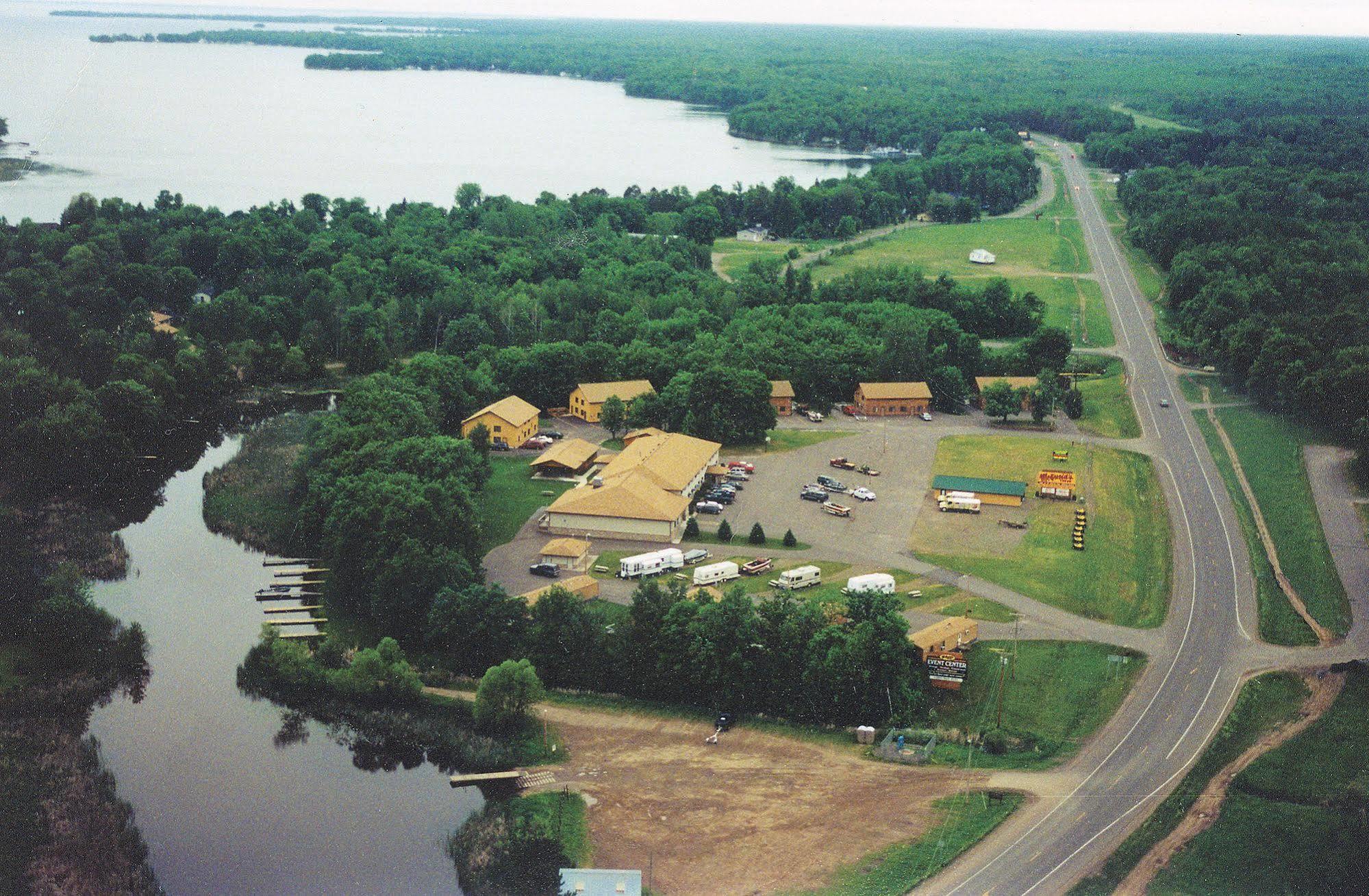 Mcquoid'S Inn And Event Center Isle Eksteriør bilde